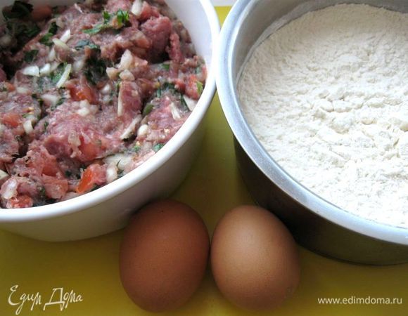 Добавить лук и помидоры в фарш. Зелень мелко порезать и тоже добавить в фарш. Поперчить, посолить. Зелень может включать петрушку, укроп, кинзу, базилик, тархун, зеленый лук и др.
