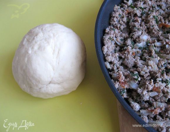 Начинку обжарить на сковороде с добавлением растительного масла (2 ст.л.).Муку просеять. Из яиц, воды и муки замесить крутое эластичное тесто.  Скатать его в шар. Накрыть влажным полотенцем или салфеткой и дать постоять 20 – 25 мнут.