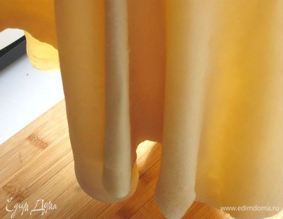 Рабочую поверхность присыпать мукой. Раскатать тесто  до  толщины 2 мм.  