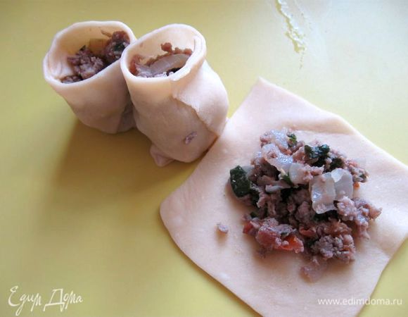  На кусочки теста положить по 1 ч.л. (или чуть больше) начинки, защипнуть так, чтобы по форме они напоминали «стаканчики»: цилиндрическая форма, закрытый низ и открытый верх. Бораки должны быть сформированы  так, чтобы начинка не доходила на 1 см до открытого верха.