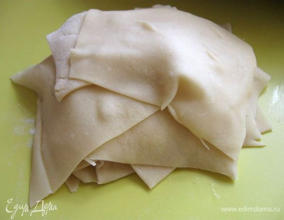 Лучше не делать большую порцию, когда будите готовить их в первый раз. Тесто немного подсыхает, поэтому, когда я делала вторую половину,  сложила квадратики теста небольшой горкой.