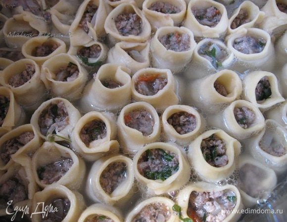 Залить кипящим бульоном так, чтобы они были покрыты им на ¾, поставить сначала на средний огонь  на 1 – 2 минуты, чтобы  бульон чуть кипел, убавить огонь до минимума и накрыть крышкой. Потомить их и через 12 – 15 минут огонь выключить. В бульон хорошо добавить 1 ст.л. растительного масла. Это позволит им не склеиваться. 