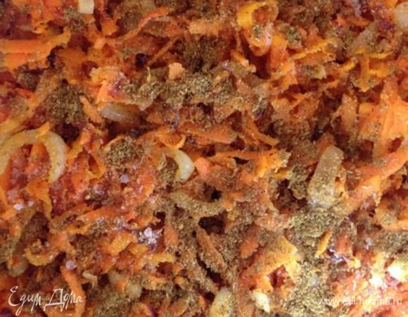 Обжаренные овощи выкладываем в кастрюлю (если есть, то конечно в казан), посыпаем солью и карри по вкусу.