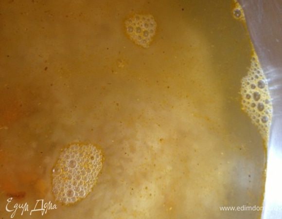 Выкладываем сверху рис и заливаем водой сантиметра на 2 выше уровня риса. Ставим на огонь.
Когда вода начнет выпариваться кладем сухофрукты. Закрываем крышкой и томим до готовности.