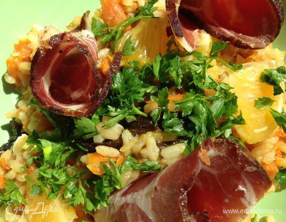 Подаем порционно с апельсинами и мясом, посыпав зеленью по вкусу!!!
Плов делается очень быстро, а результат - отличный и необычный!!
Блюдо очень вкусное и нежирное!!
Пробуйте!!!