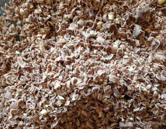 Все очень просто и быстро.
Натираем на терке шоколад. Можно брать любой. У меня был молочный с фундуком. 