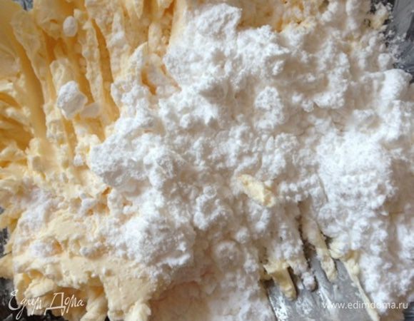 Взбить масло (можно маргарин) с сахарной пудрой, я взбивала просто вилкой. Кстати, если вы не сладкоежки и берете молочный шоколад, то можно пудры взять 1 ст.л. или вообще не класть.