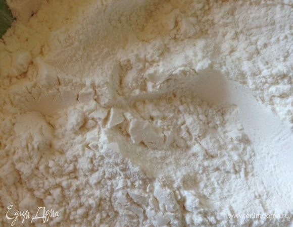 Смешать крахмал с мукой.