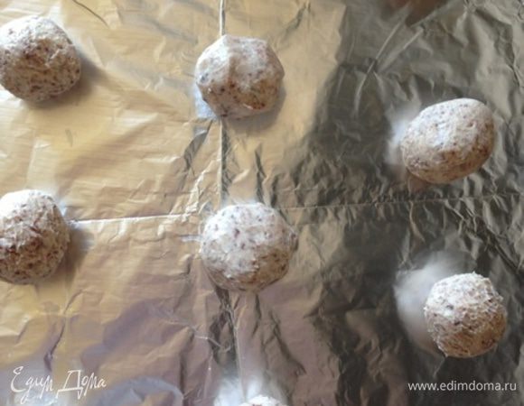 Я подержала тесто минут 5 в морозилке и холодными руками формировала шарики. 
Заготовки выкладываем на застеленный пергаментом/фольгой противень на приличном расстоянии друг от друга, т.к. они "расползутся" в лепешки, и выпекаем в разогретой до 180 градусов духовке 20 минут.