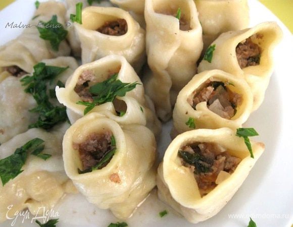 Аккуратно вынуть их, положить на дуршлаг и дать стечь бульону. 