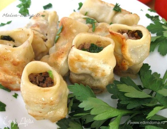 Разогреть сковороду с небольшим количеством растительного  масла. Положить бораки и обжарить до золотистой корочки.