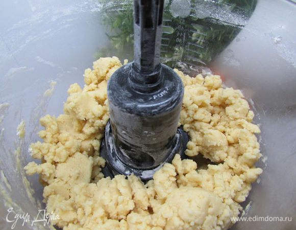 В чашу блендера положите муку, яйцо, сливочное масло, замесите тесто.