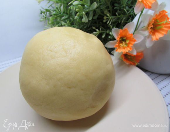 Затем руками вымесите его до гладкости.