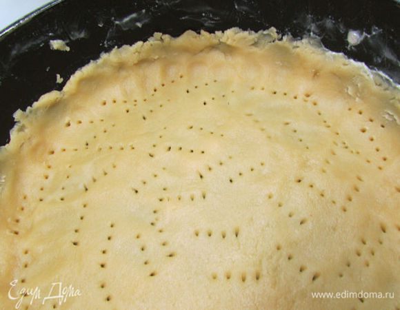 На кухонном столе, присыпанном мукой, раскатайте 2/3 теста диаметром около 24 см. Аккуратно перенесите тесто в форму и проткните вилкой в нескольких местах. Уберите в холодильник на 30 минут.