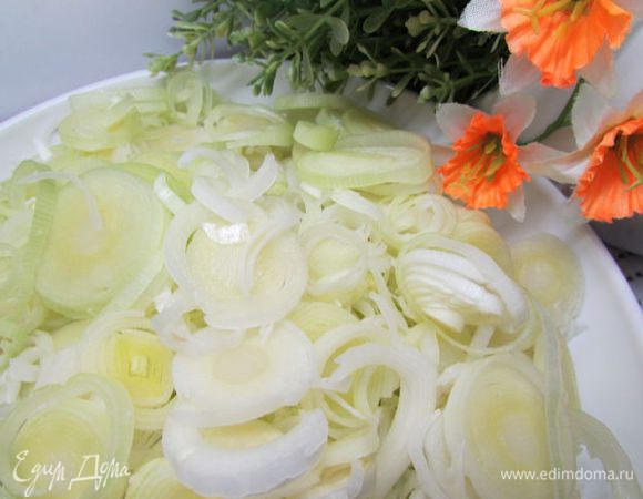 Тем временем очистите лук-порей, вымойте, нарежьте тонкими кольцами.