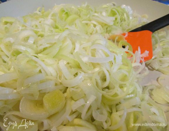 В сковороде разогрейте растительное масло, тушите лук в течение 5 минут. Уберите лук с огня, добавьте соль и перец (я кладу еще щепотку сахара).