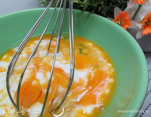 Смешайте творог и яйца, посолите и поперчите.