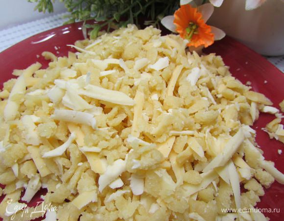 Натрите сыр на терке. Руками раскрошите остатки теста и смешайте с натертым сыром.