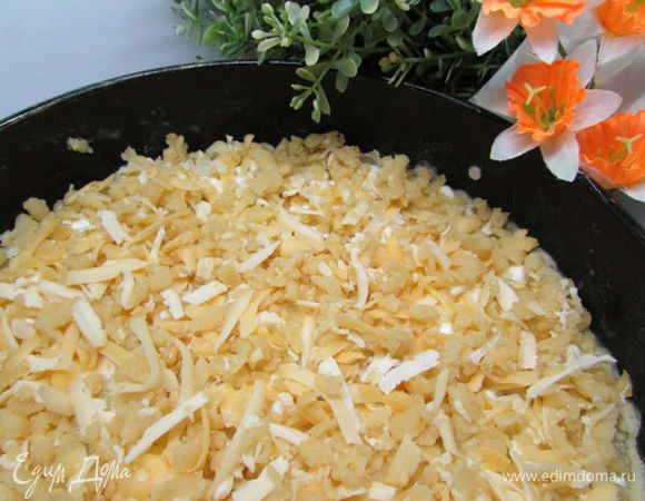 Достаньте форму из духовки, выньте из нее пергамент вместе с фасолью и выложите лук-порей. Сверху на лук переложите смесь яйца с творогом и, наконец, засыпьте крошкой из теста с сыром. Отправьте пирог в духовку на нижний уровень. Выпекайте 40 минут.