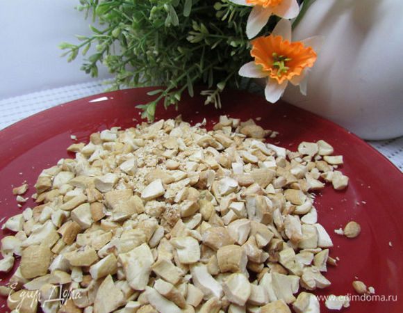 Крупно порубите кешью.