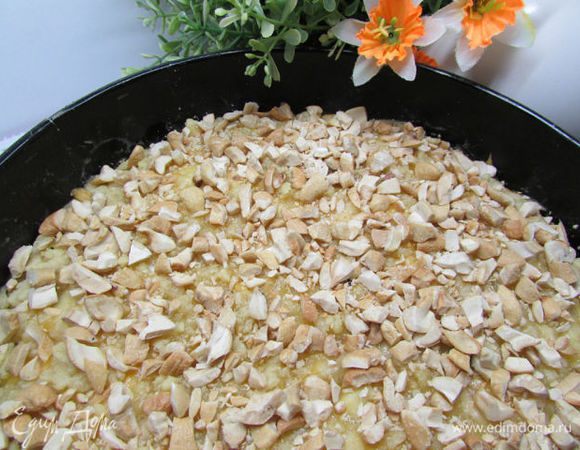 Посыпьте орешками пирог за 5 минут до готовности.