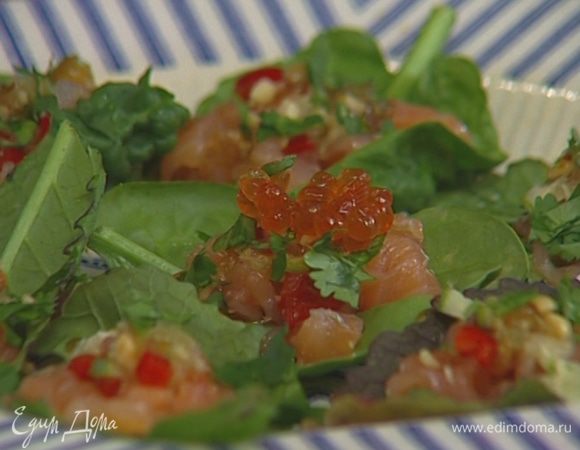  Выложить сверху по пол чайной ложки икры. 