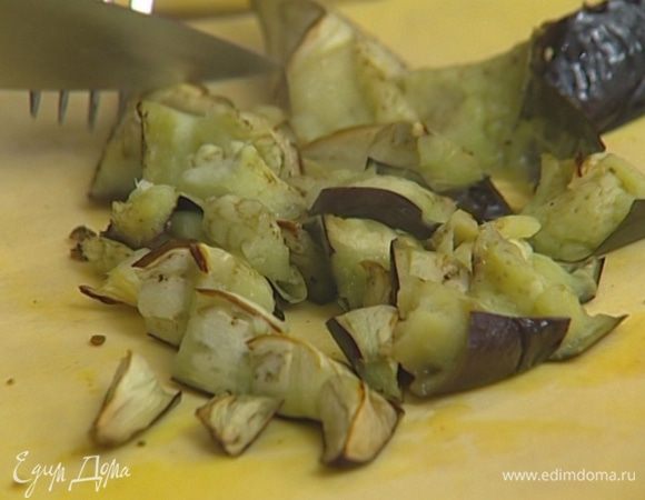 Отправить в разогретую духовку на 20 минут, затем остудить и нарезать кубиками.