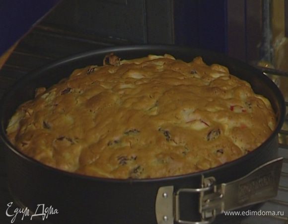 Выпекать пирог в разогретой духовке 30 минут, накрыв форму бумагой для выпечки, затем бумагу снять и выпекать еще 30 минут.