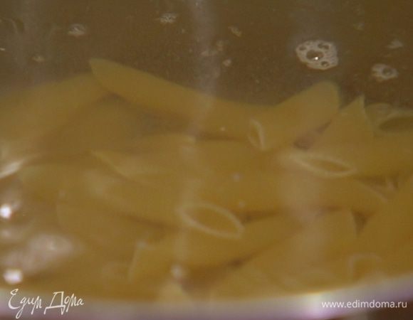 Макароны отварить в подсоленной воде согласно инструкции на упаковке, затем воду слить и сохранить.