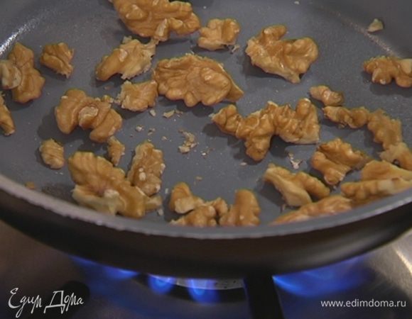Грецкие орехи поломать на кусочки и поджарить на сухой сковороде.