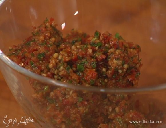 Приготовить соус песто: в блендере соединить вяленые помидоры, грецкие орехи, петрушку, чеснок, пеперончино, влить оливковое масло Extra Virgin, посолить, поперчить и все измельчить.