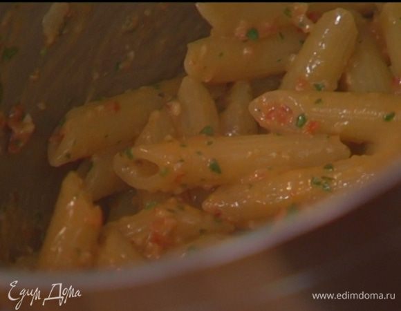 В горячие макароны добавить 2 ст. ложки красного песто, перемешать, влить пару столовых ложек воды, в которой варились макароны, и еще раз перемешать.