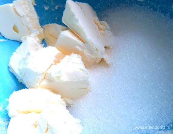 Масло или маргарин перетираем с сахаром. Сахар я уменьшила вполовину до 50 г.