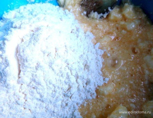 Продолжаем перетирать и всыпаем по частям муку. Муки может понадобится и меньше. Часть ушла на скручивание жгутиков для краёв и сетки.