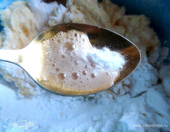 Соду гасим уксусом.