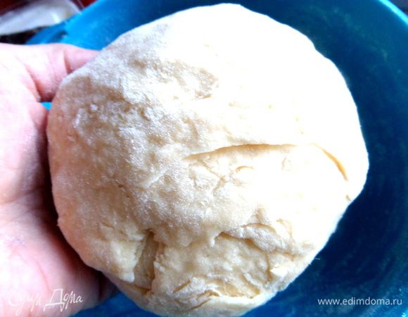 Месим колобок теста. Оно не крутое,мягкое,эластичное,должно не липнуть к рукам.