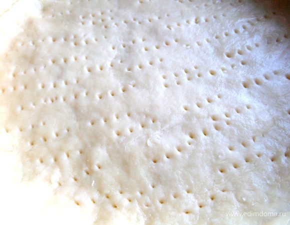 Накалываем дно вилкой.