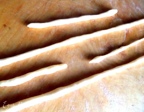 Теста должно остаться ещё на более тонкие жгутики для верха,ну это по желанию)))