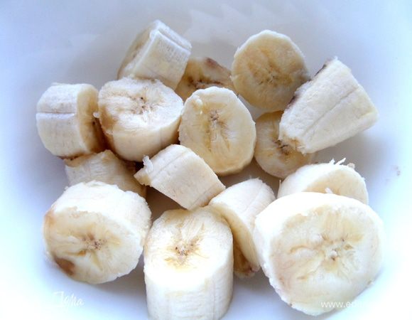 Бананы нарезать кусочками.