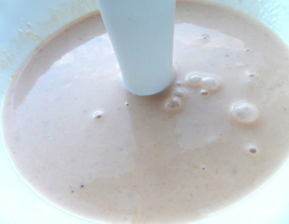 Я попробовала размять бананы вилкой,но комочки остались,поэтому взбила всё блендером.