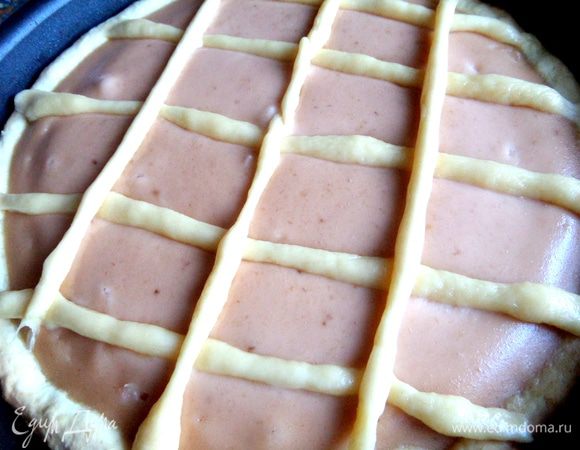 Кончики сразу прикрепляем к горячему краю пирога и печём дальше!