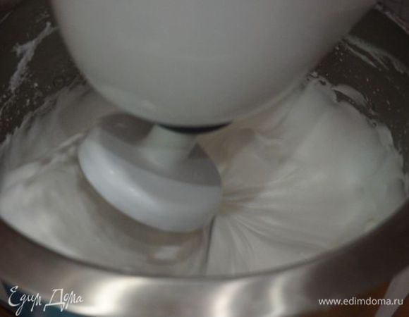 Белки (145 г) начинаем взбивать на средней скорости, постепенно увеличивая скорость, и порциями добавляем сахарную пудру. Взбиваем до устойчивых пиков.
