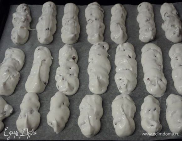 С помощью кулинарного мешка (или ложки) отсадить пирожные на противень, выстеленный пергаментом.