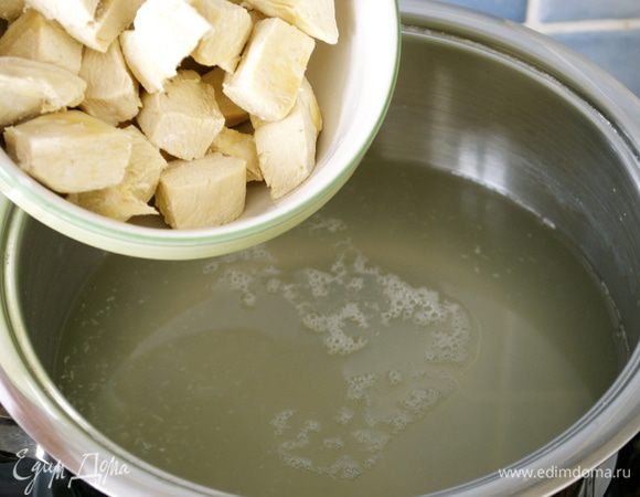 Куриные грудки нарезать на порционные кусочки, выложить в кастрюлю, залить водой и варить до готовности. Затем вынуть мясо, процедить бульон и снова поставить на медленный огонь.