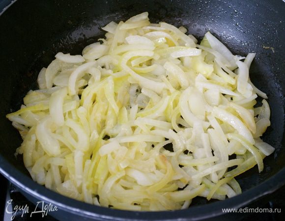 На сковороде растопить сливочное масло и обжарить на нем нарезанный полукольцами лук.