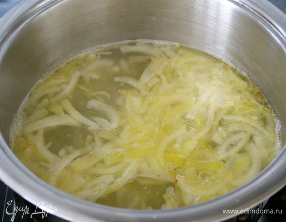 Заправить луком бульон.