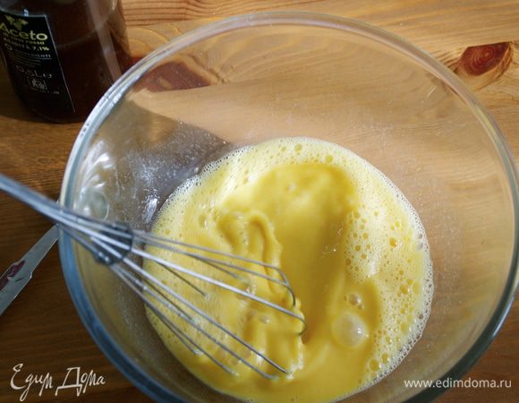 В глубокой миске взбить яйца с уксусом.
