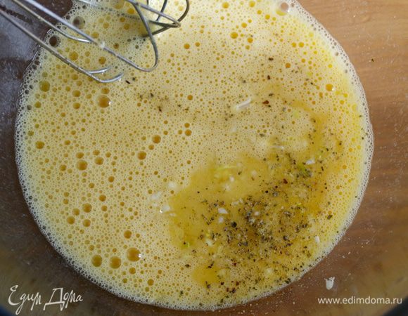 Мелко порубить чеснок и добавить к яйцам смесь из рубленного чеснока, соли и  перца.