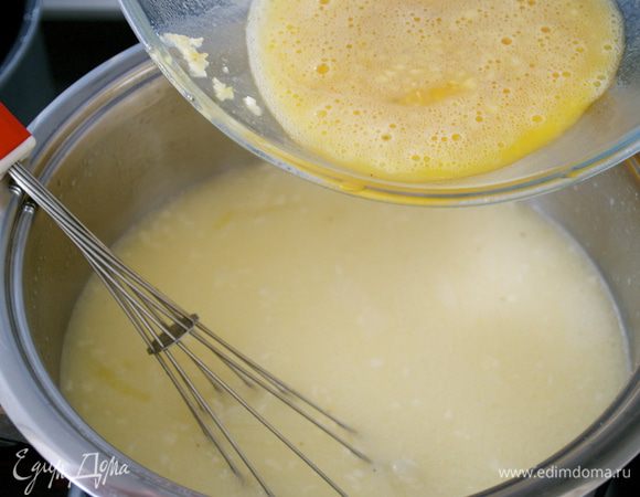 Кастрюлю снять с огня и при постоянном помешивании (чтобы белки не свернулись!) осторожно влить понемногу смесь в бульон. У меня все получилось благополучно! Главное, снять с огня бульон и вливать смесь постепенно! )))