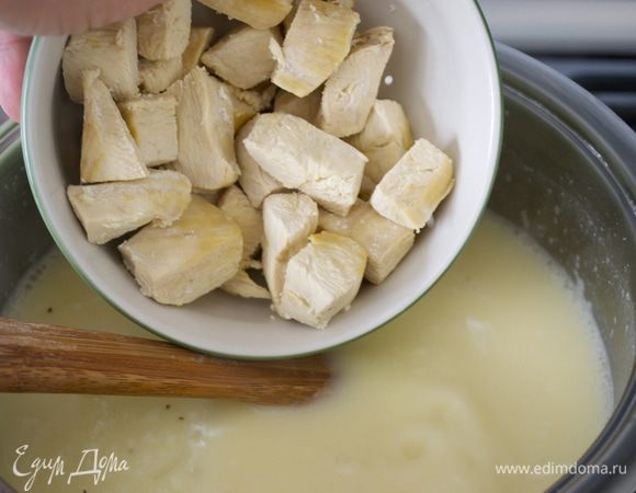 Теперь вернуть в кастрюлю курицу, дать супу прогреться и снять его с огня. 